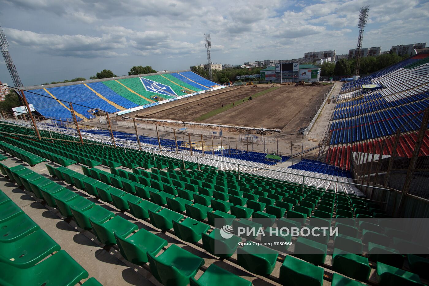 Подготовка нового газона и другие работы на стадионе "Металлург"