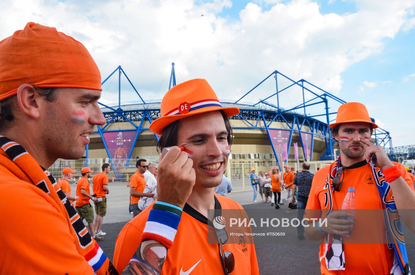 Голландские болельщики в Харькове перед матчем