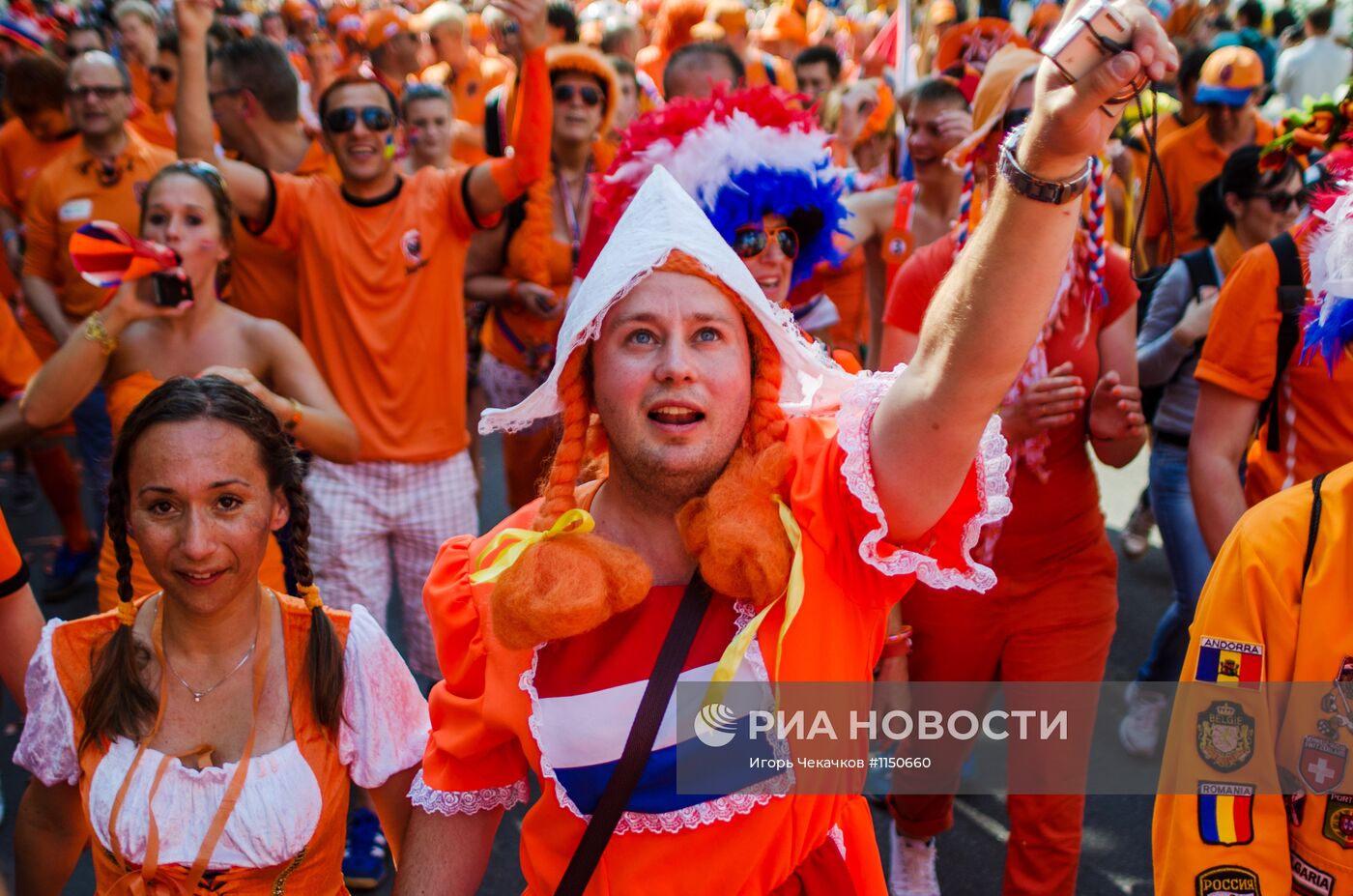Голландские болельщики в Харькове перед матчем