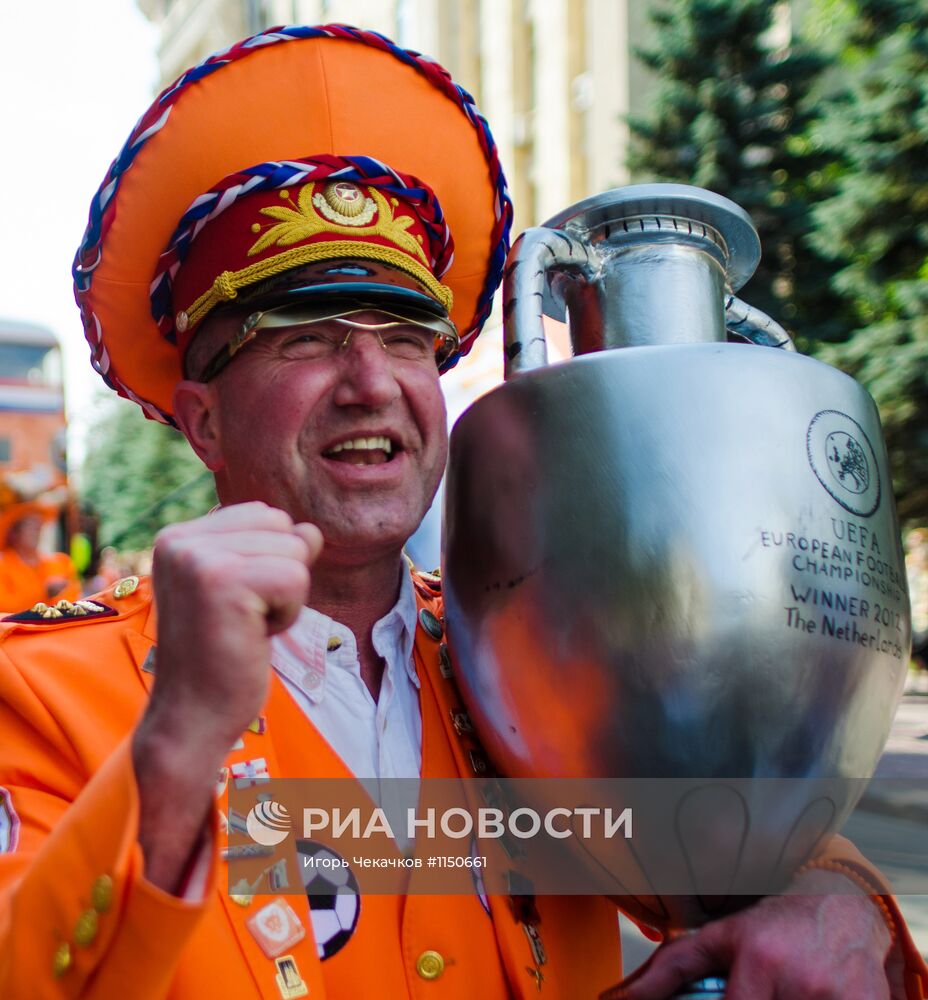 Голландские болельщики в Харькове перед матчем