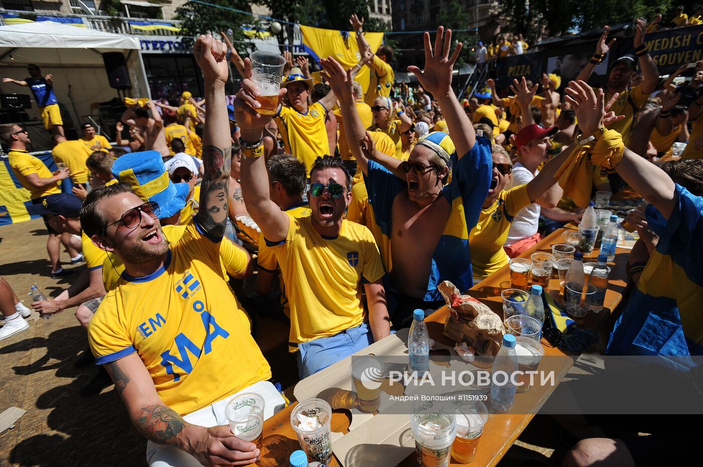 Шведские болельщики в Киеве перед началом матча Украина-Швеция