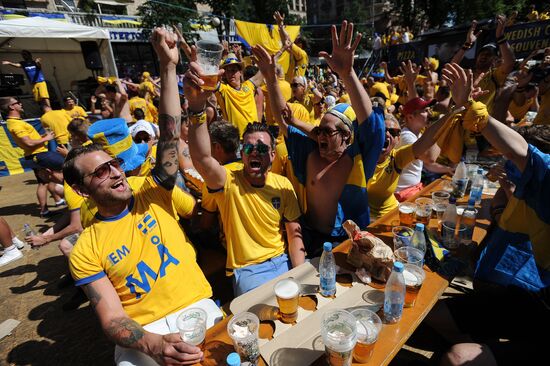 Шведские болельщики в Киеве перед началом матча Украина-Швеция