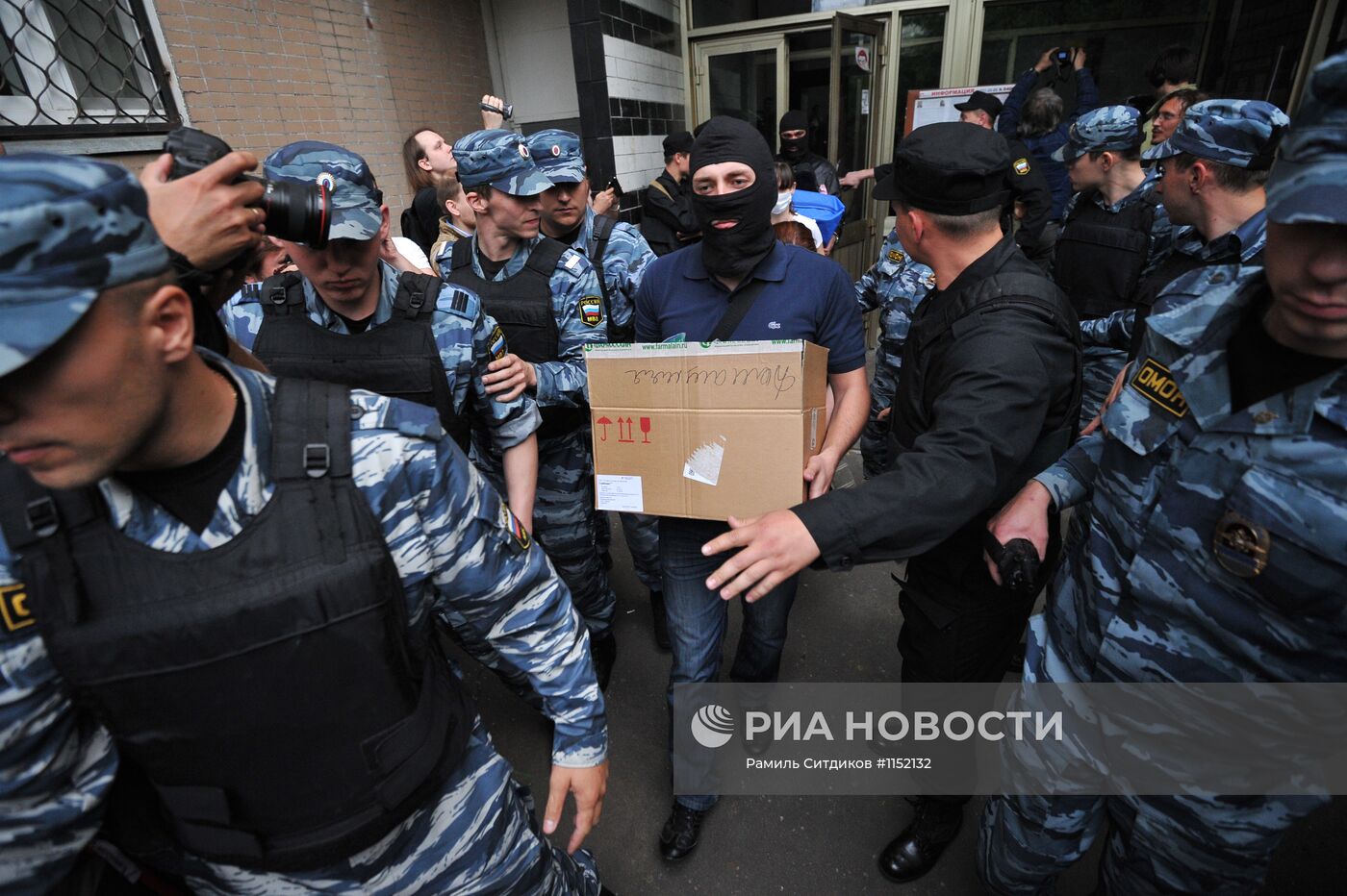 Полиция проводит обыск у блогера Алексея Навального