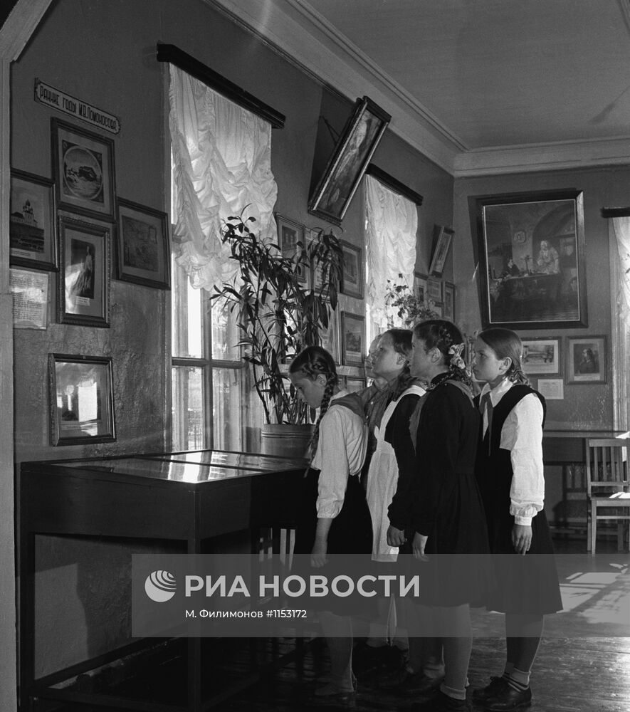 Школьницы в музее М.В. Ломоносова