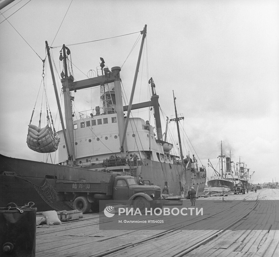 Загрузка судна в Архангельском порту