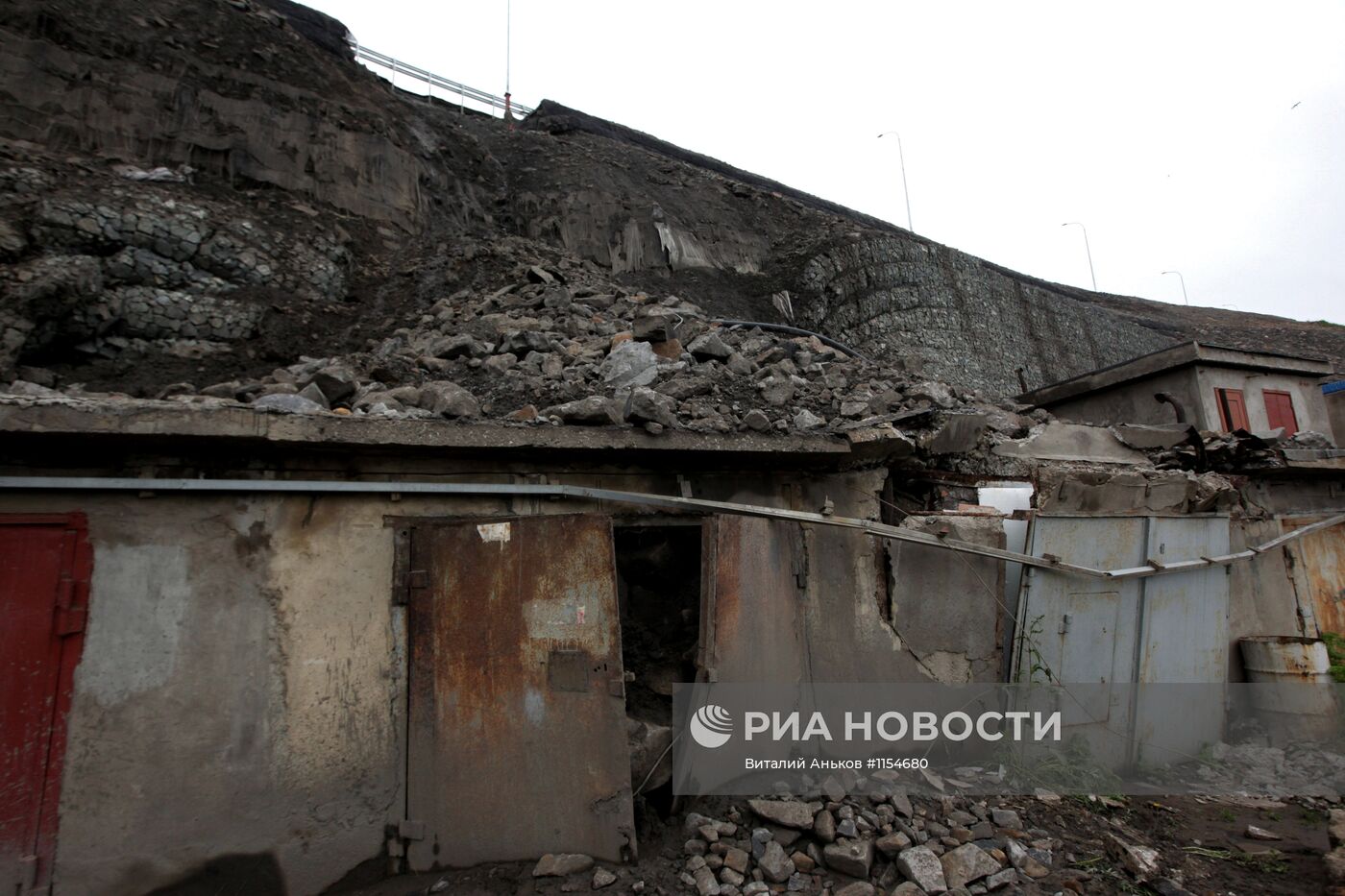 Обрушение подпорной стены трассы во Владивостоке
