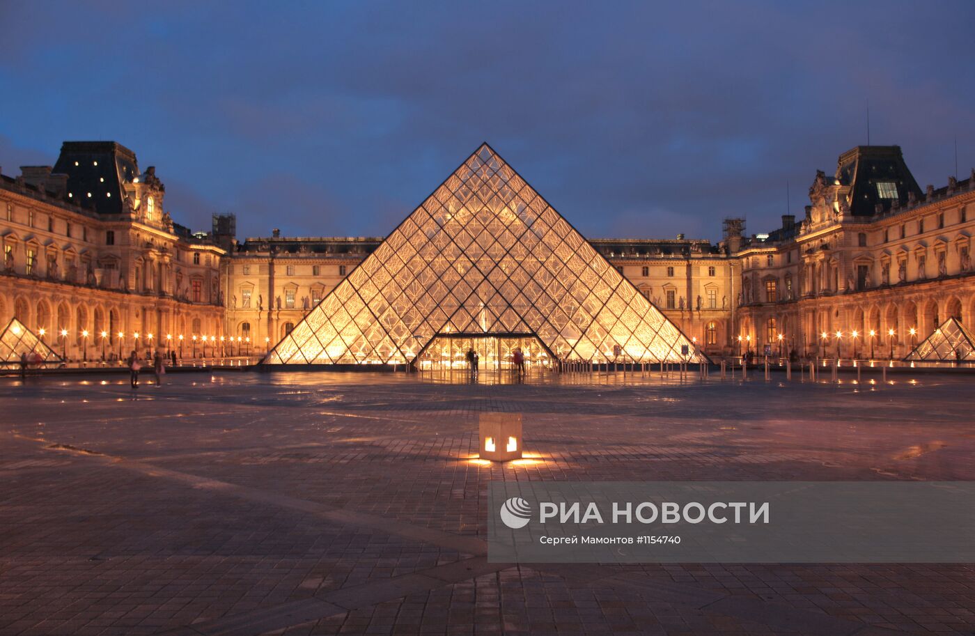 Стеклянная пирамида Лувра