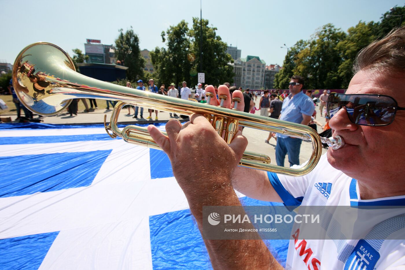 Футбольные болельщики перед матчем Греция - Россия в Варшаве