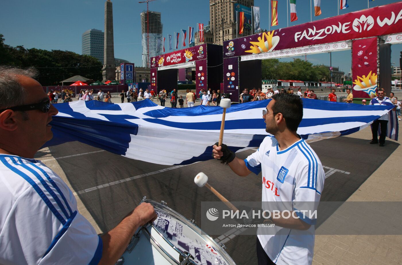 Футбольные болельщики перед матчем Греция - Россия в Варшаве