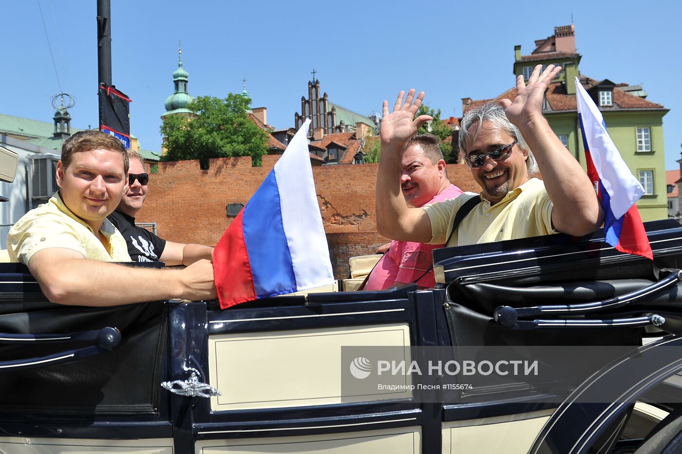 Футбольные болельщики перед матчем Греция - Россия в Варшаве