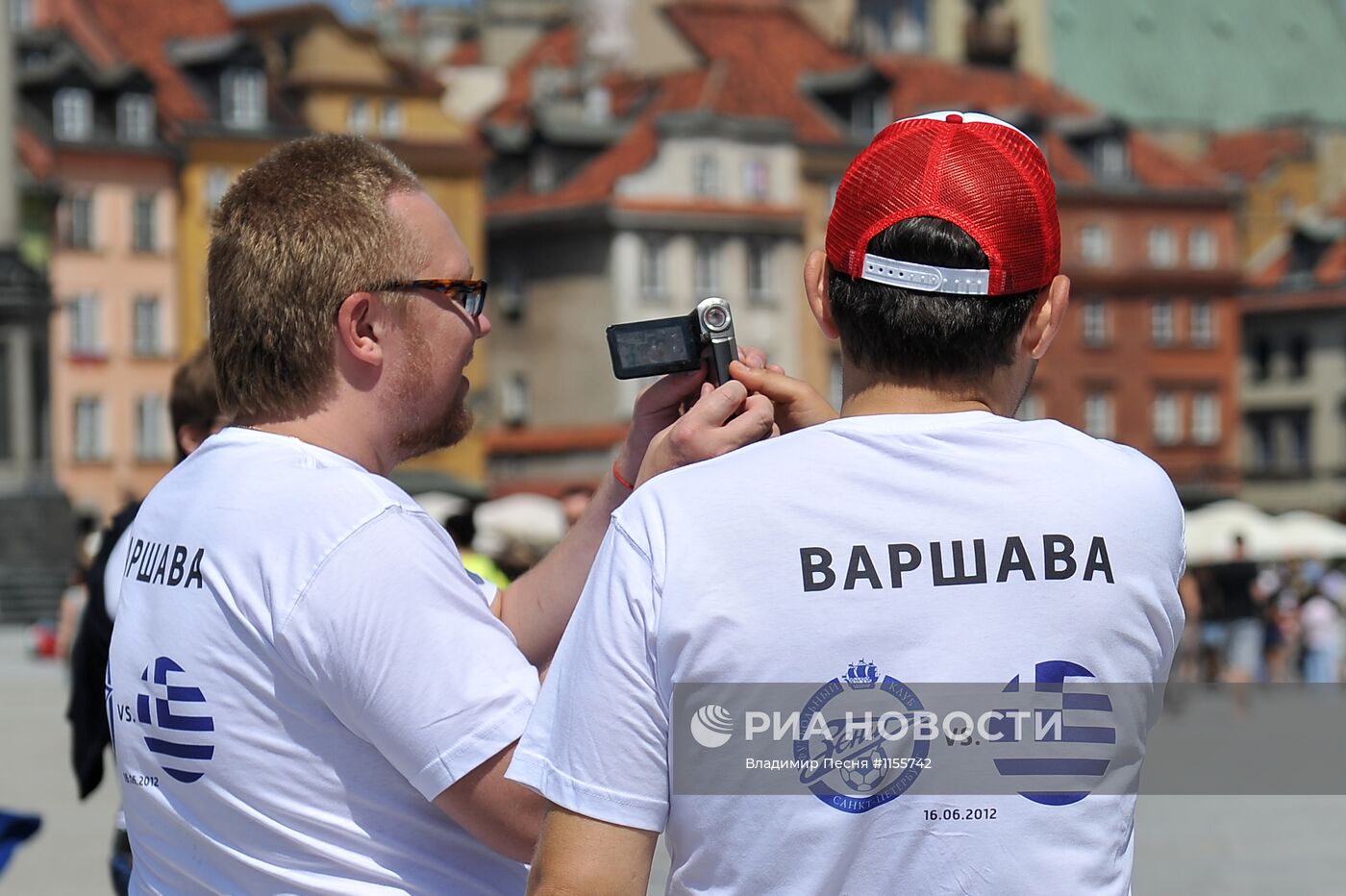 Футбольные болельщики перед матчем Греция - Россия в Варшаве