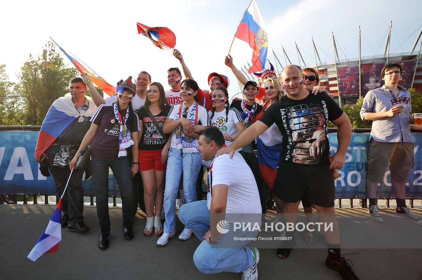 Футбольные болельщики перед матчем Греция - Россия в Варшаве