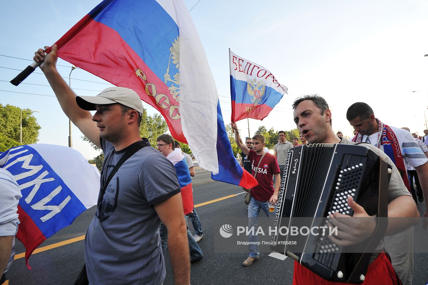 Футбольные болельщики перед матчем Греция - Россия в Варшаве