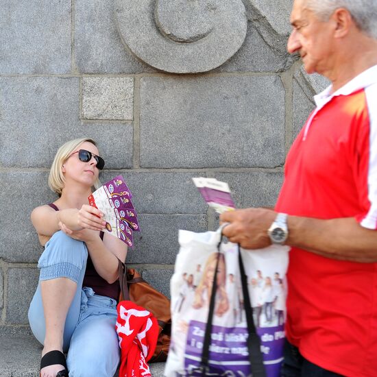 Футбольные болельщики перед матчем Греция - Россия в Варшаве