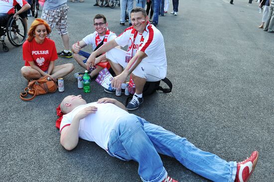 Футбольные болельщики перед матчем Греция - Россия в Варшаве