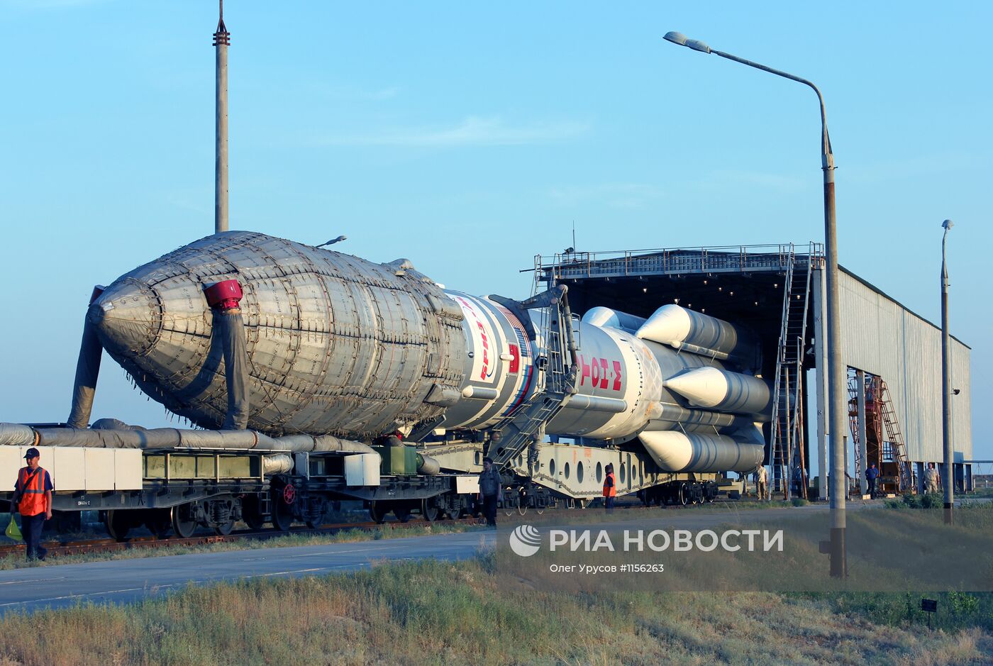 Вывоз ракеты "Протон-М" на стартовый комплекс "Байконура"