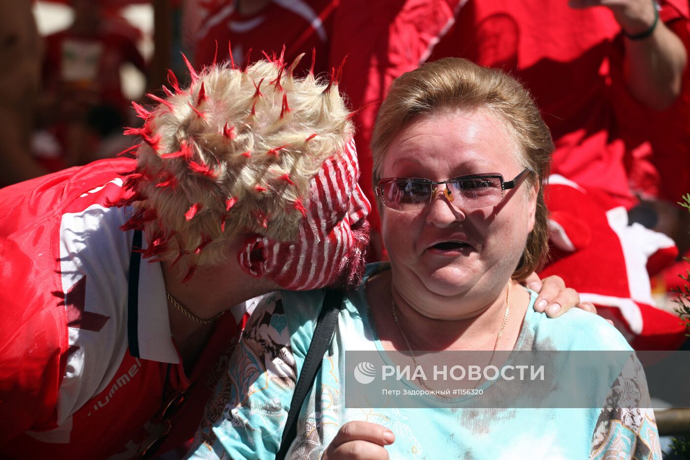 Футбольные болельщики перед матчем Дания - Германия во Львове