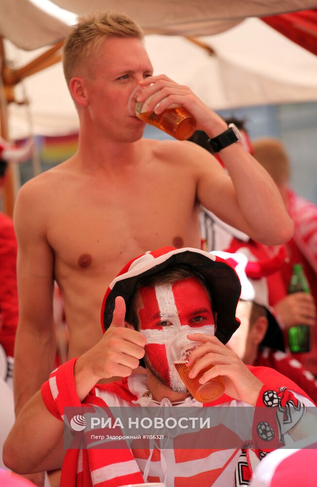 Футбольные болельщики перед матчем Дания - Германия во Львове