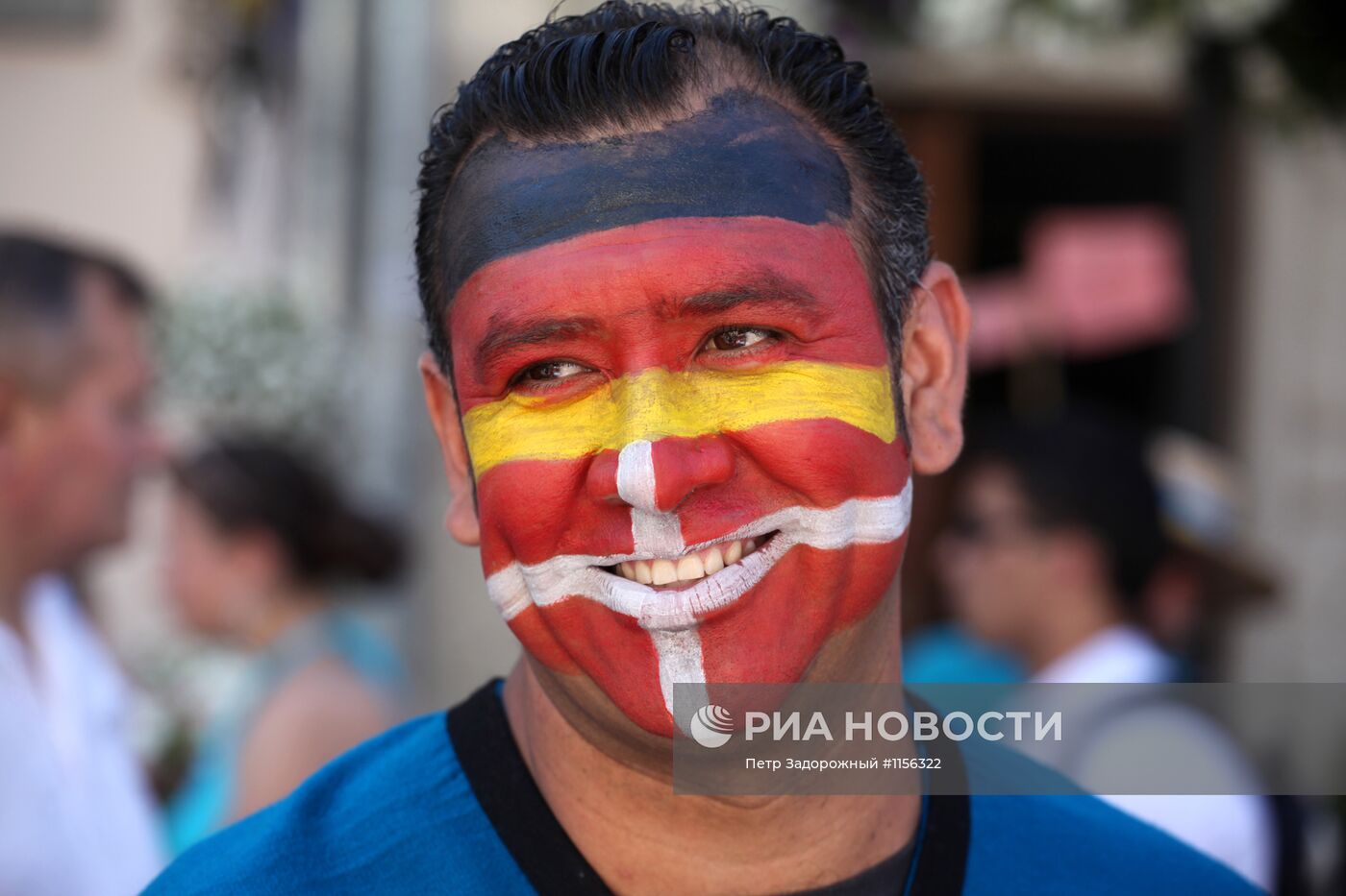 Футбольные болельщики перед матчем Дания - Германия во Львове