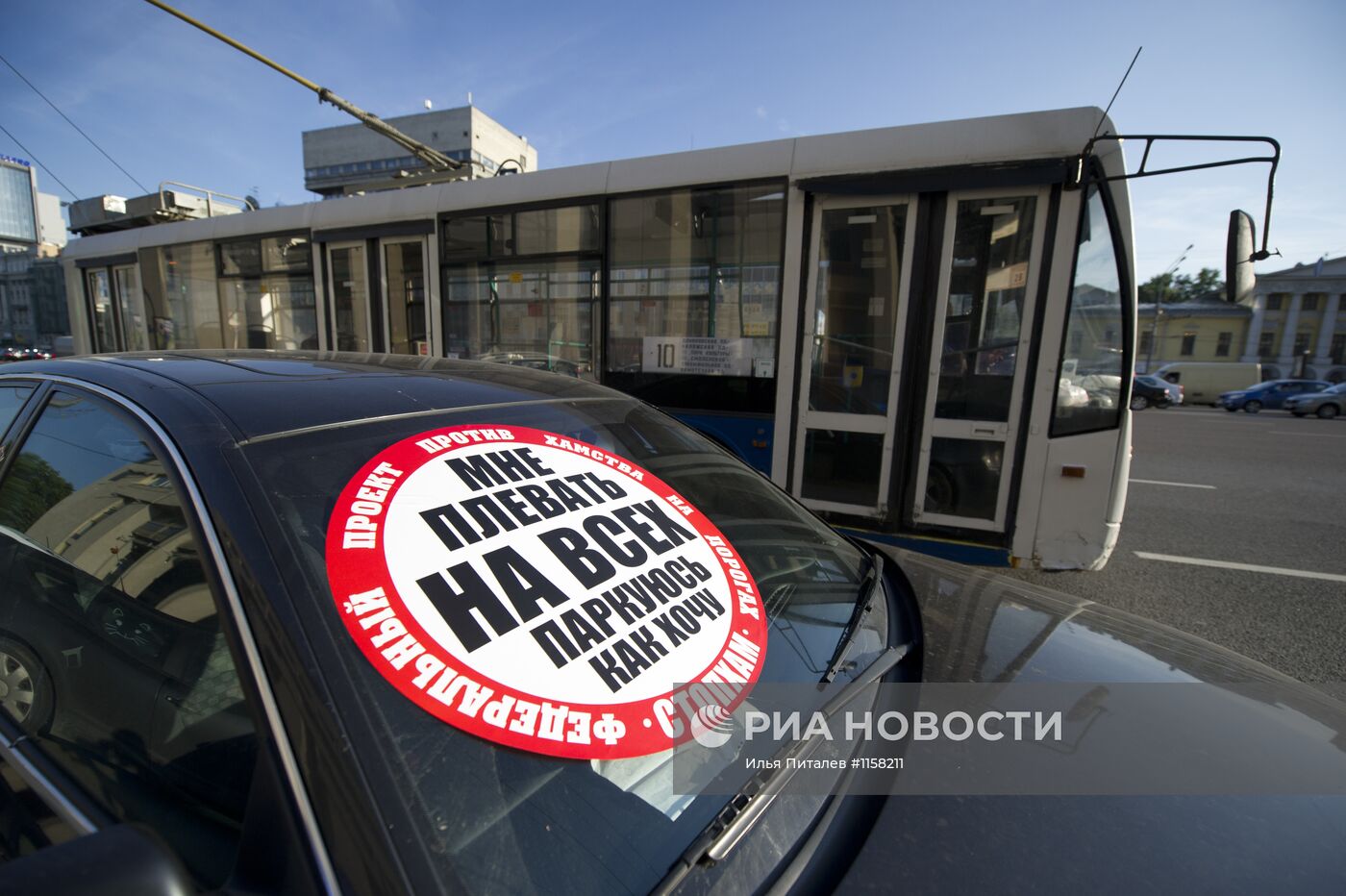 Наклейка "Стопхам" на автомобиле в Москве