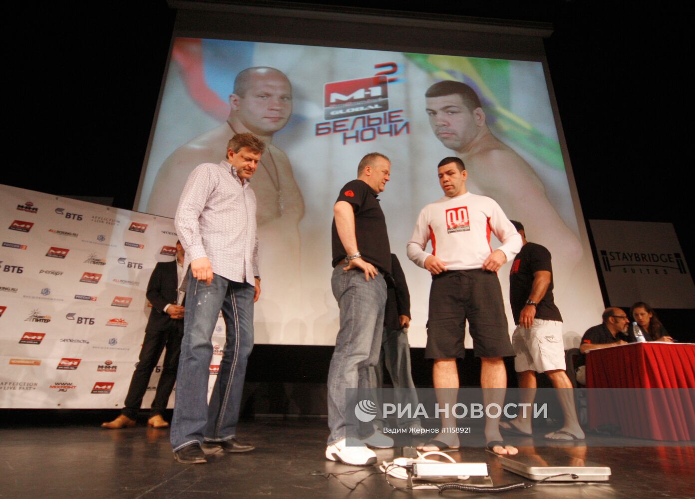 Церемония взвешивания Федора Емельяненко и Педро Хиззо