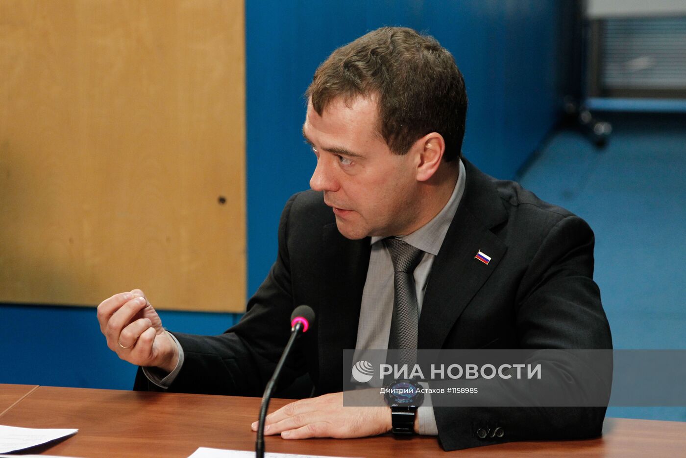 Д.Медведев посещает Центр управления полетами во Внуково