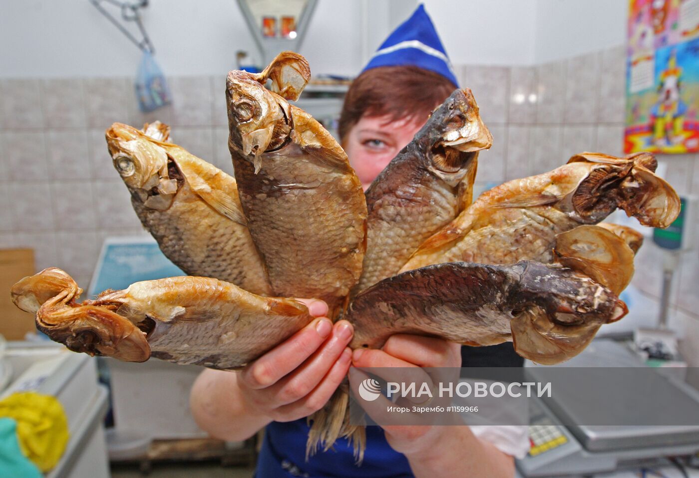 Продажа рыбы на Захарьевском рынке города Калининграда