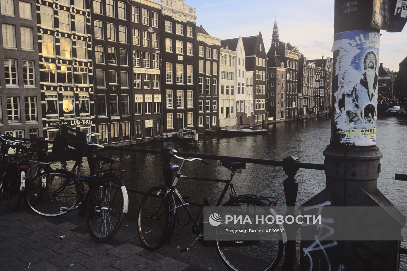 Мост через один из каналов в Амстердаме