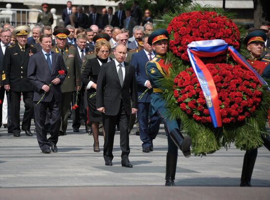 В.Путин возложил венок к Могиле Неизвестного солдата