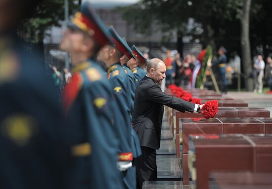 В.Путин возложил цветы к обелискам Городов-героев