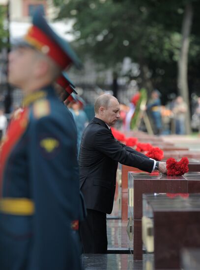 В.Путин возложил цветы к обелискам Городов-героев