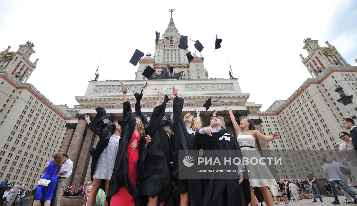 Вручение дипломов с отличием выпускникам МГУ им. М.В.Ломоносова