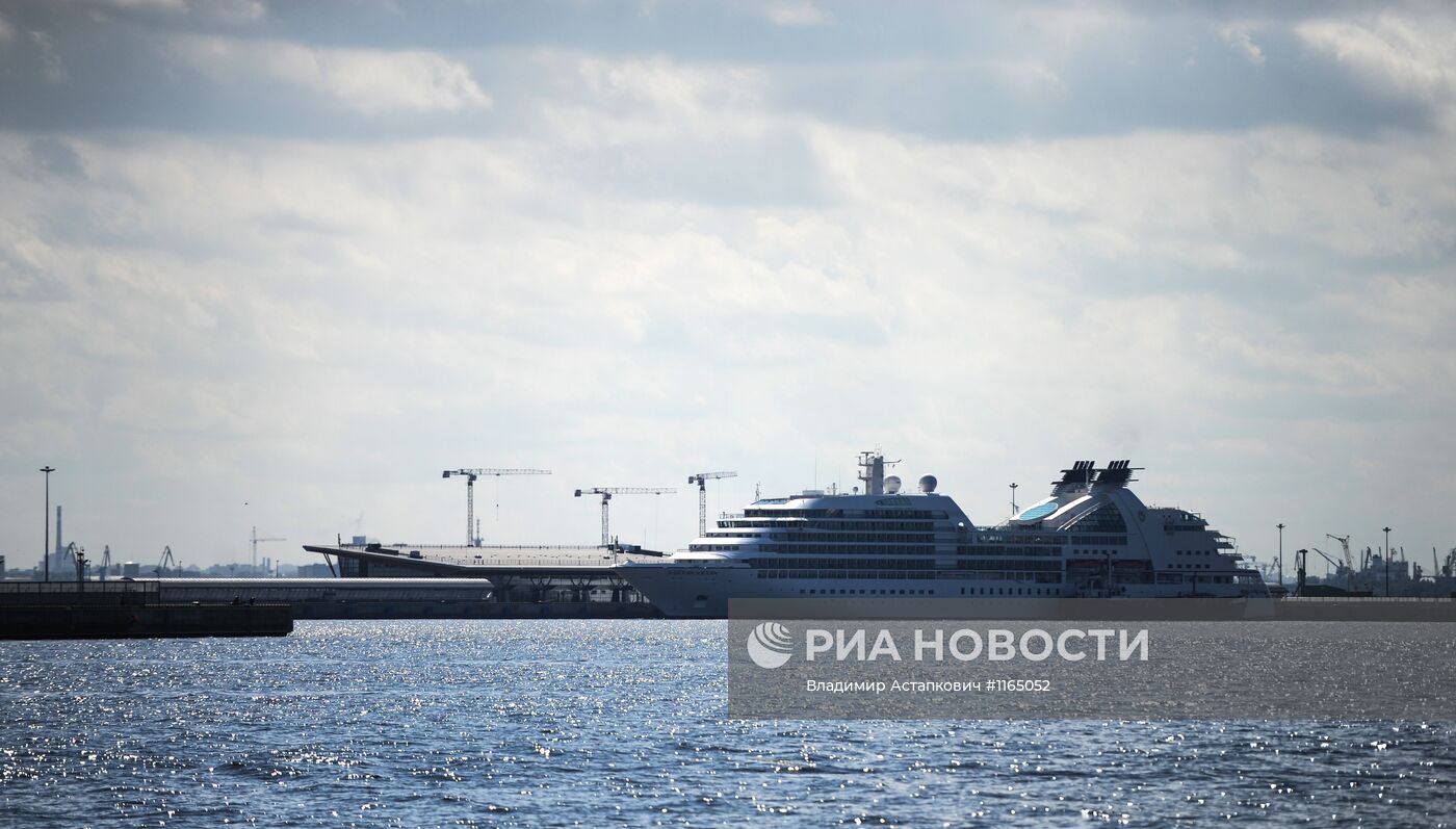 Паром на пристани у пассажирского порта Санкт-Петербурга