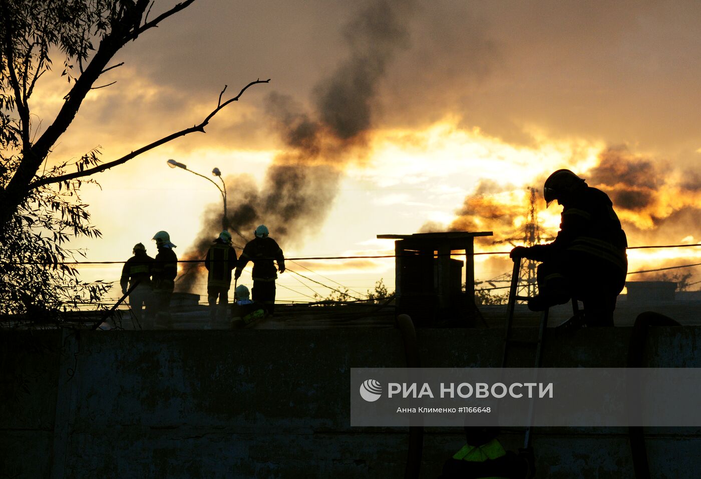 Пожар на мебельном складе