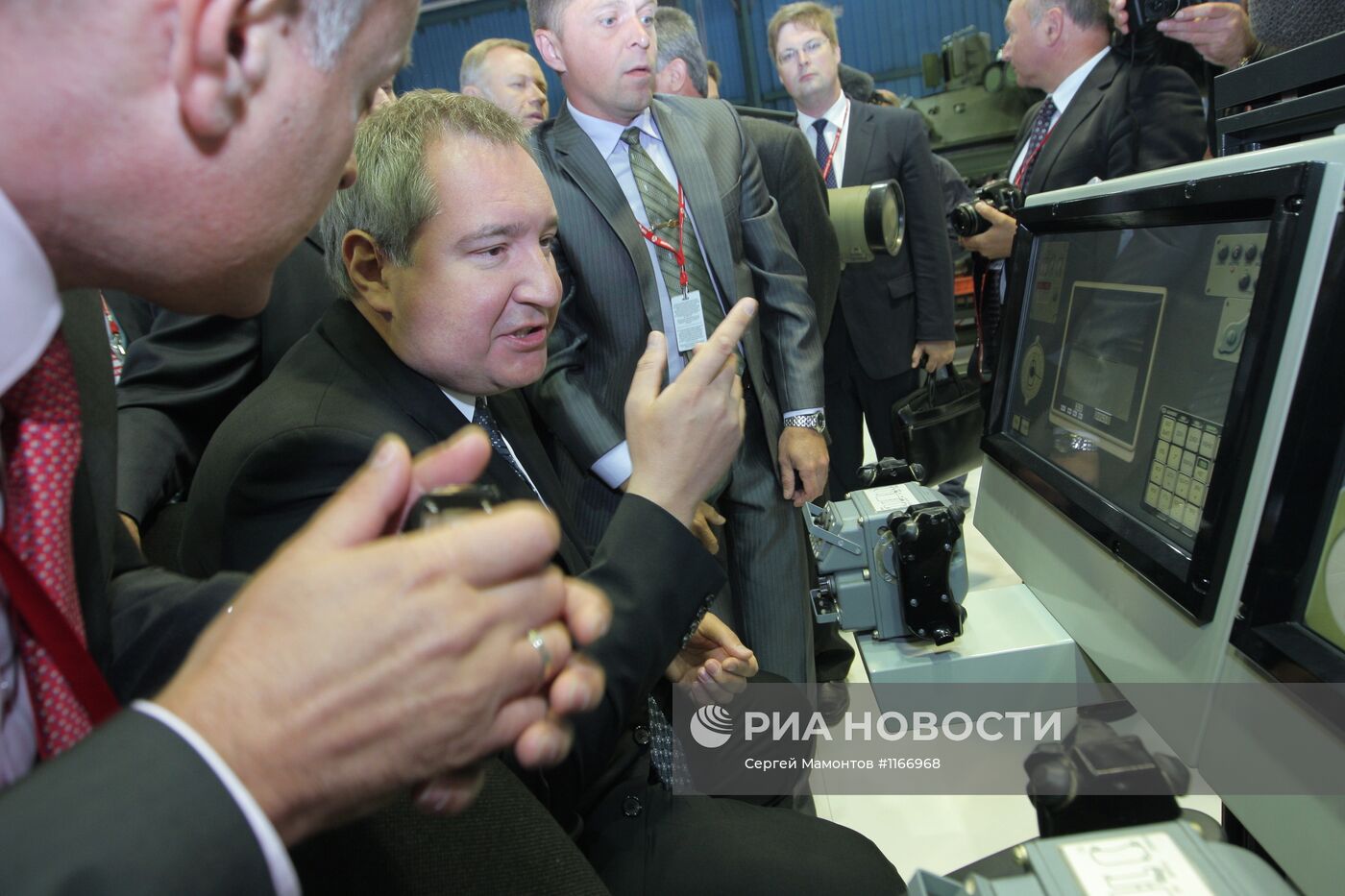 Д.Рогозин посетил выставку "Технологии в машиностроении - 2012"