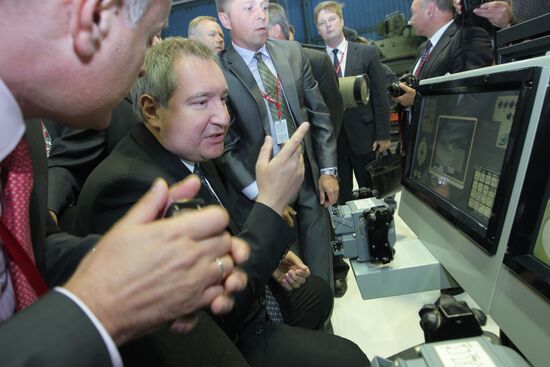 Д.Рогозин посетил выставку "Технологии в машиностроении - 2012"