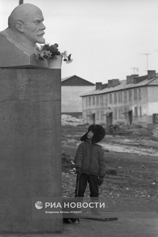 Чукотский мальчик у памятника В.И. Ленину