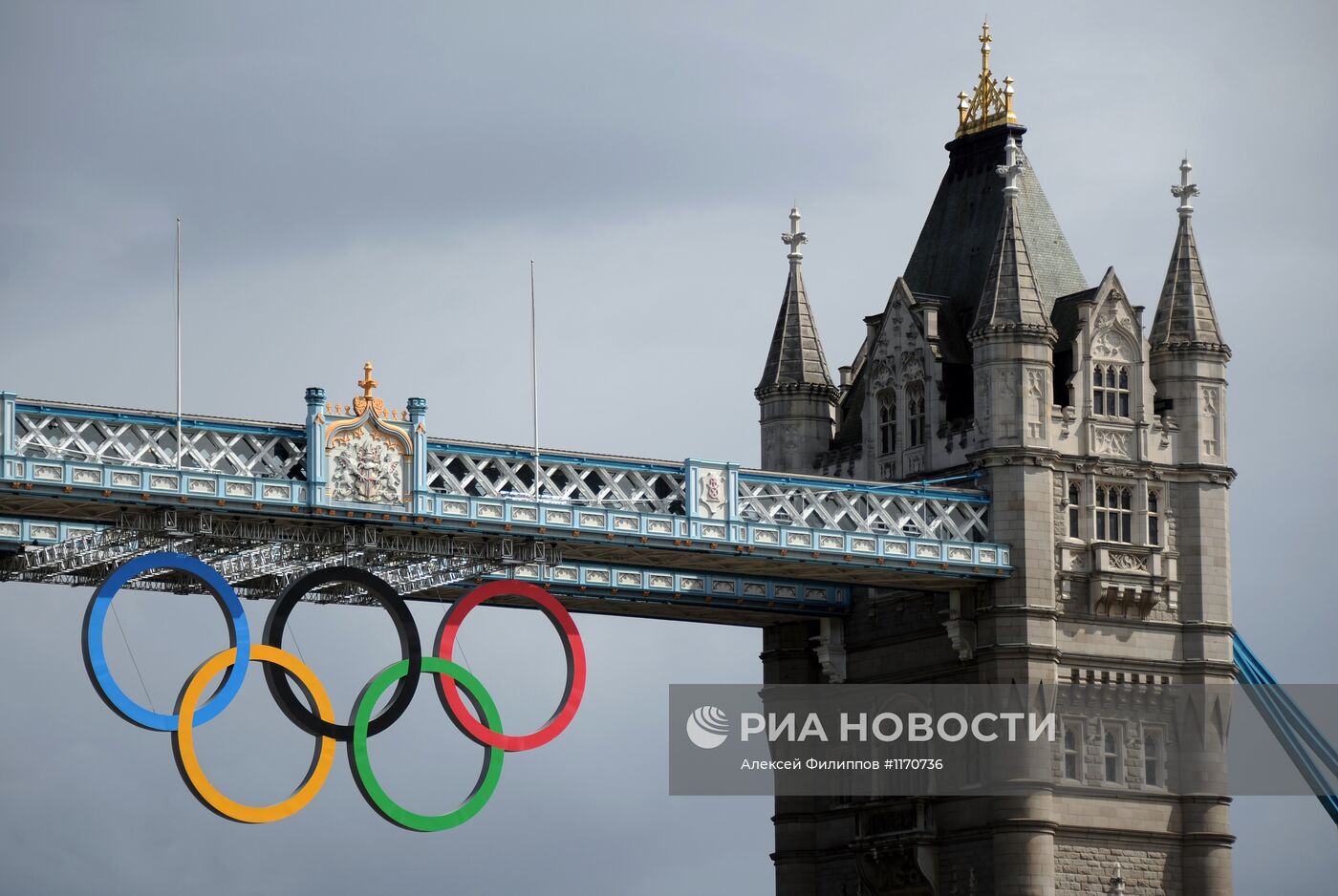 Символ Олимпийских игр на Тауэрском мосту в Лондоне