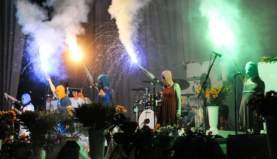Акция Pussy Riot на концерте группы Faith No More в Москве