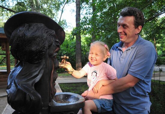 Памятник Мойдодыру в парке "Сокольники" в Москве