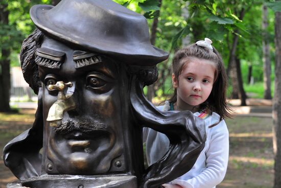 Памятник Мойдодыру в парке "Сокольники" в Москве