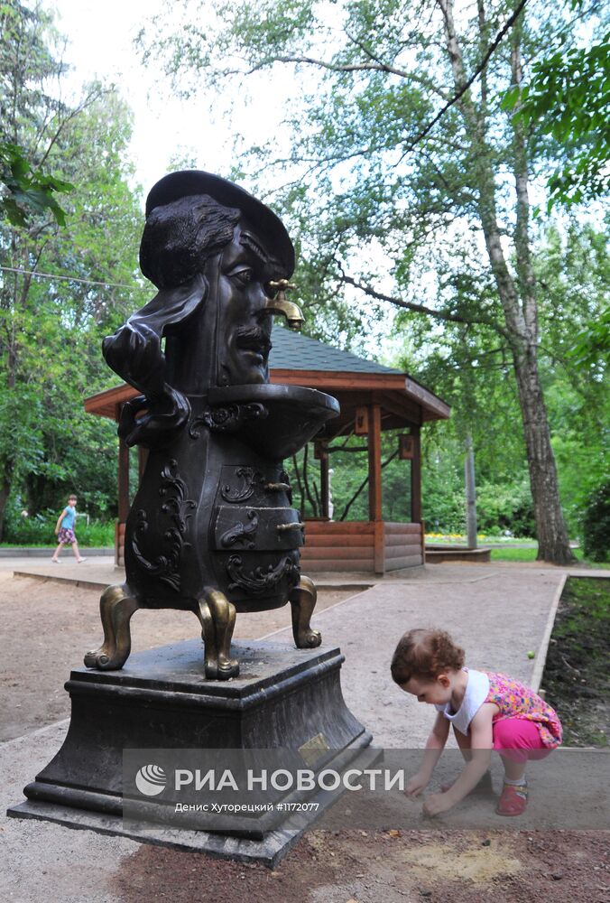 Памятник Мойдодыру в парке "Сокольники" в Москве