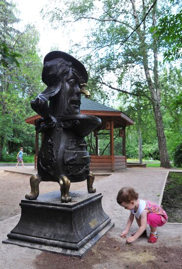Памятник Мойдодыру в парке "Сокольники" в Москве