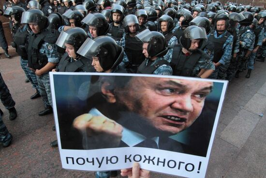 Акция протеста против закона о языках в Киеве