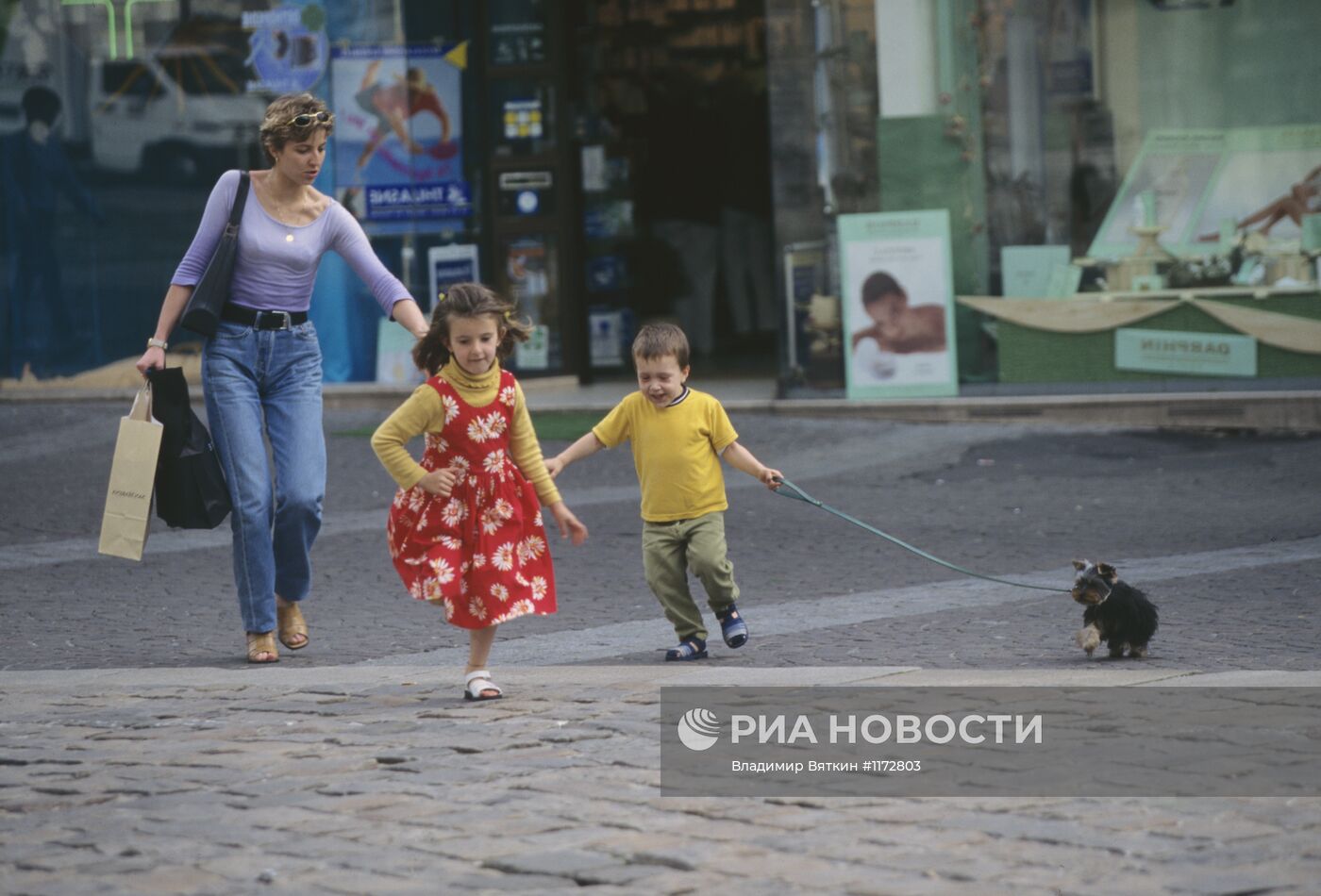 Парижанка на прогулке с детьми
