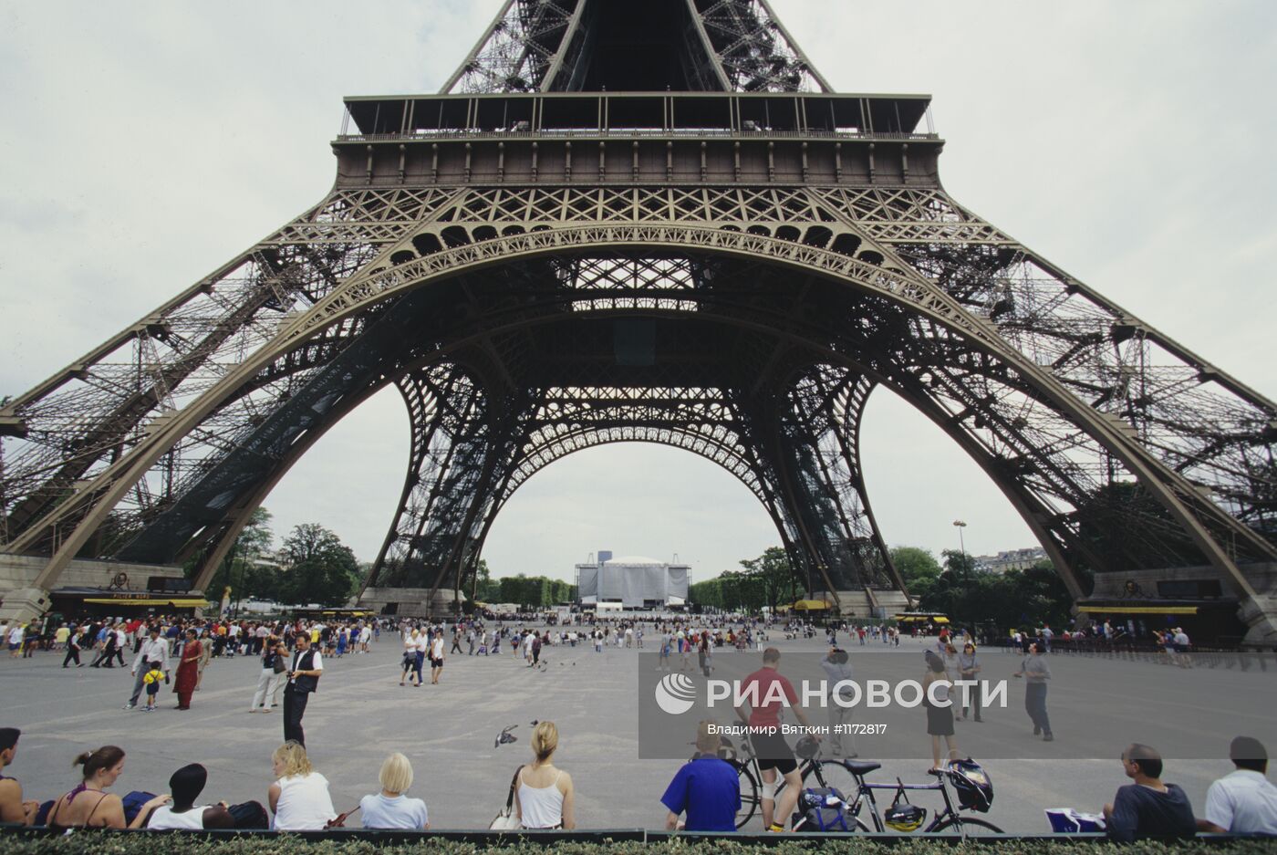 Фрагмент Эйфелевой башни в Париже