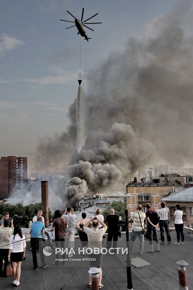 Пожар в ангаре на севере Москвы