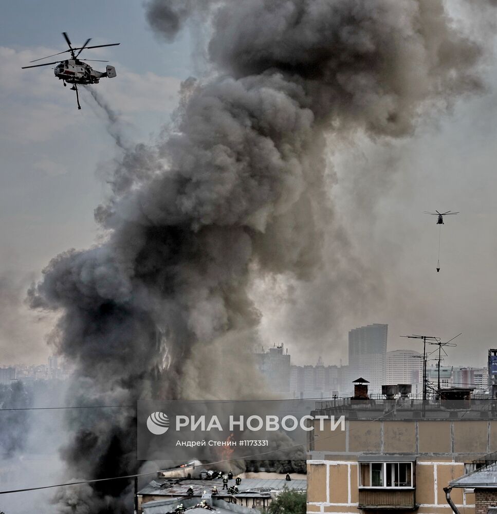 Пожар в ангаре на севере Москвы