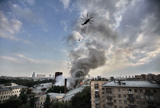 Пожар в ангаре на севере Москвы