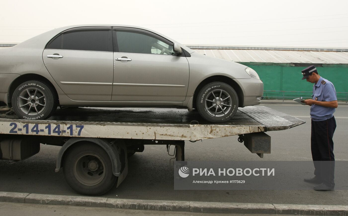 Эвакуация неправильно припаркованных автомобилей в Новосибирске